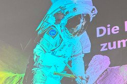 Bildschirmaufnahme, Astronaut und und angeschnittener Text