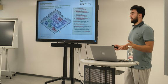 Tolga Turmaz vom @Fraunhofer IML im Rahmen der Lehrveranstaltung „Fabrikplanung und -betrieb“ bei uns im LFO-Lab Tolga Turmaz vom @Fraunhofer IML im Rahmen der Lehrveranstaltung „Fabrikplanung und -betrieb“ bei uns im LFO-Lab