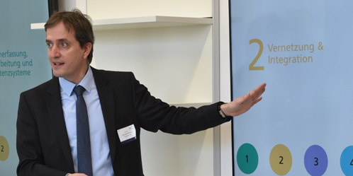 Professor Henke im VR-Lab im Fraunhofer IML