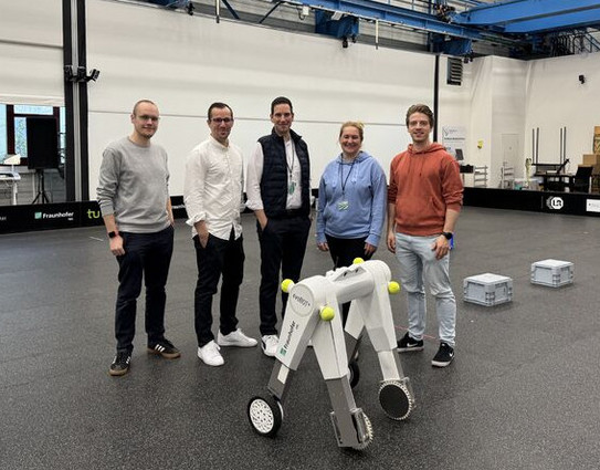 Workshop bei TE Connectivity, die Kollegen stehen vor einem EVO-Bot