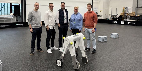 Workshop bei TE Connectivity, die Kollegen stehen vor einem EVO-Bot