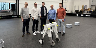 Workshop bei TE Connectivity, die Kollegen stehen vor einem EVO-Bot