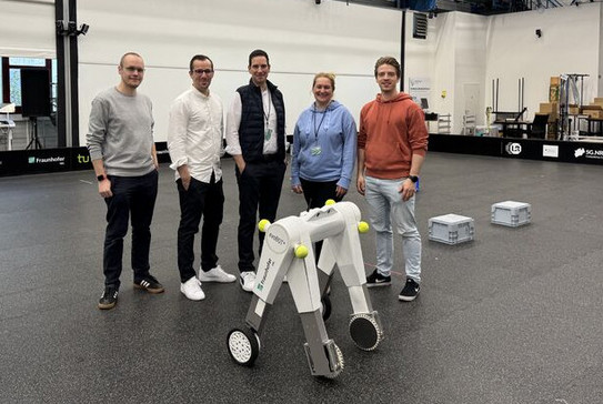 Workshop bei TE Connectivity, die Kollegen stehen vor einem EVO-Bot