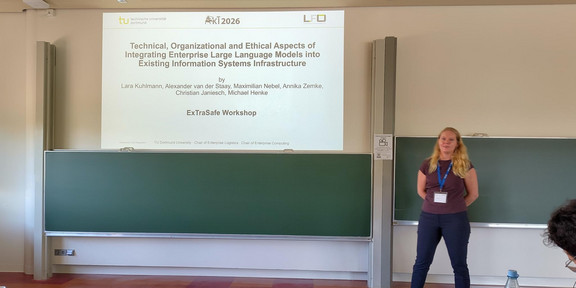 Lara Kuhlmann auf der KI2026 Im Rahmen des ExTraSafe-Workshops stellte sie den Beitrag mit dem Titel „Technical, Organizational and Ethical Aspects of Integrating Enterprise Large Language Models into Existing Information Systems Infrastructure“ vor.