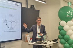 Florian Paddrath hält einen Vortrag auf der IPSERA 2025
