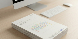 PERFECT Whitepaper Stapel Zeitschriften auf Schreibtisch